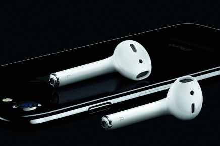 Apple announces wireless headphone AirPods