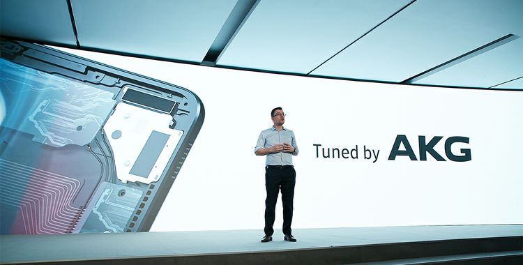 On+stage+at+MWC+Samsung+Tuned+by+AKG_mid
