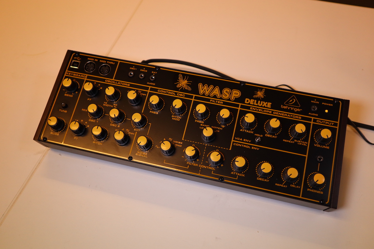 Gearjunkies video The Behringer WASP Deluxe analog synthesizer