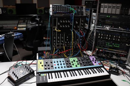 Gearjunkies video – Studio Session Deep Ambient Techno with Moog Model 10