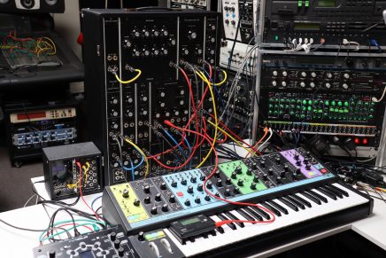 Gearjunkies video – The Moog Model 10 analog modular synthesizer