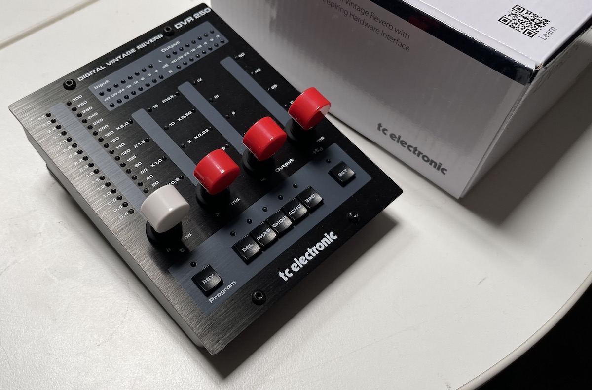 Gearjunkies video - TC Electronic DVR 250DT Reverb controller