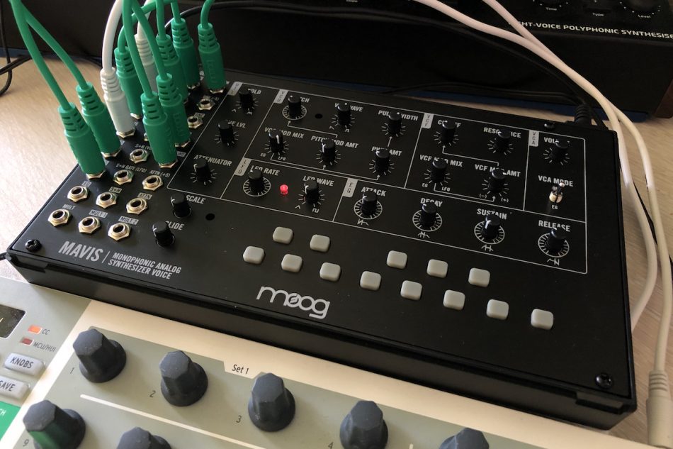 Gearjunkies video – Moog Mavis analog semi-modular synthesizer
