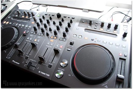 Pioneer DDJ-T1 Controller – Gearjunkies Review