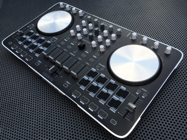 Reloop BeatMix 4 DJ Serato controller- Gearjunkies Review