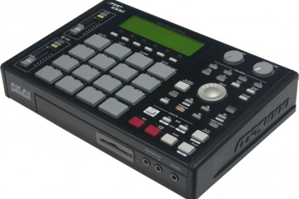The Akai MPC1000 gets a black outfit